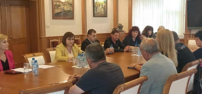 Нинова договори по-високи заплати във ВМЗ, протестът се отменя